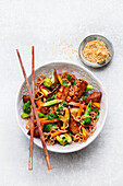 Veganes Bami Goreng mit Tempeh, Kürbis und Brokkoli