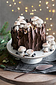Baumstammkuchen mit Baiser-Pilzen