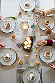 Elegantes Abendessen an gedecktem Tisch