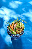 Bunte Gemüse-Bowl mit Falafel