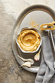 Auberginen-Tahin-Sauce mit Senf, Knoblauch und heller Misopaste