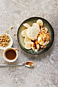Bananen-Split mit Misosauce und Walnüssen und Vanilleeis