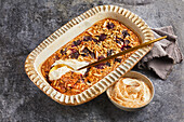 Ofen-Porridge mit Feige, Brombeeren und Joghurt