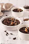 Gebackenes Schokoladen-Haferflocken-Dessert mit Nüssen