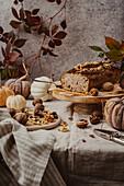 Banana Bread mit Walnüssen und Herbstdeko