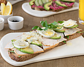Rye bread with turkey breast, avocado and egg
