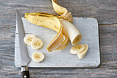 Cut the peeled banana into slices