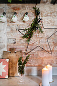 Dekorierte Backsteinwand in der Küche mit Stern aus Draht