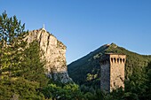 Frankreich, Alpes-de-Haute-Provence, Regionaler Naturpark Verdon, Castellane, der fünfeckige Turm, der Ort Roc (911m) mit der Kapelle Notre-Dame du Roc an der Spitze