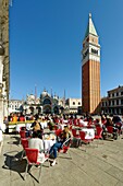 Italien, Venetien, Venedig, von der UNESCO zum Weltkulturerbe erklärt, Stadtteil San Marco, Markusplatz, Glockenturm und Markusbasilika (Basilica di San Marco)