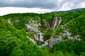 Kroatien, Nationalpark Plitvicer Seen, der von der UNESCO zum Weltnaturerbe erklärt wurde, Standort des großen Wasserfalls Veliki slap