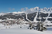 Frankreich, Savoyen, Massif du Beaufortain, der Ferienort am Saisies-Pass in der Region Bisanne mit Blick auf das Dorf und den Mont Blanc