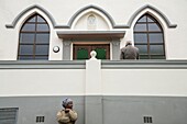 Südafrika, Westkap, Ein Mann und eine Frau vor der Moschee des muslimischen Stadtteils Bo-Kaap im Zentrum von Kapstadt