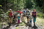 Frankreich, Jura, Prenovel, Familie beim Trekking mit einem Esel in den Wäldern des Juragebirges