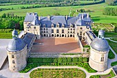 Frankreich, Dordogne, Perigord Noir, Hautefort, das Schloss (Luftaufnahme)