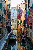 Italien, Venetien, Venedig, von der UNESCO zum Weltkulturerbe erklärt, Stadtteil San Marco, Kanal und Gondel