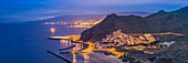 Spanien, Kanarische Inseln, Insel Teneriffa, San Andres, Blick auf ein erhöhtes Dorf, Dämmerung