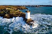 Frankreich, Finistere, Iroise Meer, Parc Naturel Regional d'Armorique (Regionaler Naturpark Armorica), Le Conquet, Pointe de Kermorvan, Leuchtturm von Kermorvan (Luftaufnahme)