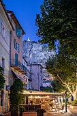 Frankreich, Alpes-de-Haute-Provence, Regionaler Naturpark Verdon, Castellane, place Marcel Sauvaire, im Hintergrund die Stätte des Roc mit der Kapelle Notre-Dame du Roc an der Spitze