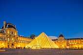 Frankreich, Paris, Gebiet, das von der UNESCO zum Weltkulturerbe erklärt wurde, Louvre-Museum, die Louvre-Pyramide des Architekten Ieoh Ming Pei