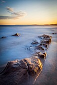 Frankreich, Var, Saint-Raphaël, Sonnenuntergang Lichter auf den Felsen von Péguière Strand mit dem Massif des Maures im Hintergrund