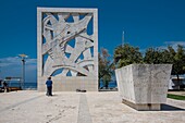 Kroatien, Istrien, Rovinj, an der Strandpromenade, das 1956 errichtete Denkmal zu Ehren der Kämpfer und Opfer des Faschismus