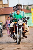 Benin, Savalou, Familie fährt Motorrad