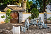 Mauritius, Insel Rodrigues, Port-Mathurin, Eingang zu La Residence, einem hölzernen Kolonialhaus aus dem Jahr 1873, das heute den Sitz des Exekutivrats der Regionalversammlung von Rodrigues beherbergt