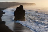 Island, Sudurland, Vik, Sturm, schwarze Sandstrände von Reynisfjara und Kirkjufara, Reynisdrangar-Nadeln