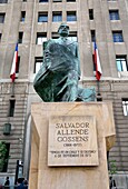 Chile, Santiago de Chile, Platz der Verfassung, Salvador-Allende-Statue