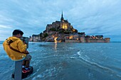 Frankreich, Manche, Mont-Saint-Michel-Bucht (UNESCO-Welterbe), Abtei von Mont-Saint-Michel, der Berg bei steigender Flut