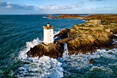 Frankreich, Finistere, Iroise Meer, Parc Naturel Regional d'Armorique (Regionaler Naturpark Armorica), Le Conquet, Pointe de Kermorvan, Leuchtturm von Kermorvan (Luftaufnahme)