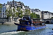 France, Paris, houseboat navigating the Seine