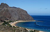 Spanien, Kanarische Inseln, Insel Teneriffa, San Andrès, künstlicher, von Palmen gesäumter Sandstrand am Fuße einer hohen Klippe