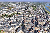 Frankreich, Loir et Cher, Loiretal, von der UNESCO zum Weltkulturerbe erklärt, Blois und sein Schloss (Luftaufnahme)