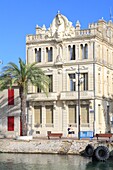 Frankreich, Gard, Petite Camargue, Le Grau-du-Roi, Maison du Dauphin (1900 Architektur) am Kanal