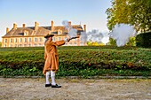 France, Yvelines (78), les Mesnuls, Les Mesnuls castlle,Heritage Day 2019, gunfight figurants in costume during a historical reconstruction