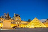 Frankreich, Paris, von der UNESCO zum Weltkulturerbe erklärtes Gebiet, Louvre-Museum, die Louvre-Pyramide des Architekten Ieoh Ming Pei