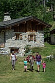 Frankreich, Savoyen, Berg der Vanoise, Pralognan Vanoise, eine Familie wandert mit einem Esel durch den Weiler Cholliere