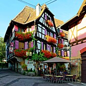 France, Bas Rhin, Obernai, Place de l'étoile, Zum Schnogaloch hotel restaurant