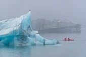 Island, Austurland, Vatnajokull-Nationalpark, schwimmender Eisberg in der Gletscherlagune von Jokulsarlon