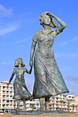 Frankreich, Gard, Petite Camargue, Le Grau-du-Roi, Uferpromenade, Statue Esperance face à la mer, geschaffen vom Künstler Ali Salem