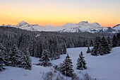 Frankreich, Savoie, Beaufortain-Massiv, Sonnenaufgang über dem Aravis-Massiv vom Col des Saisies