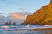 Island, Südisland, Vik, schwarzer Sandstrand, Reynisdrangar-Nadeln