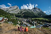 Frankreich, Savoie, Berg der Vanoise, Pralognan la Vanoise, eine Familie spaziert über das Dorf zum Kreuz und den Gipfeln des Grand Marchet