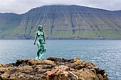 Dänemark, Färöer-Inseln, Insel Kalsoy, Hafen von Mikladalur, Skulptur Kopakonan (Die Frau des Seehunds) von Hans Pauli Olsen