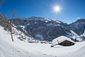 Frankreich, Savoie (73), massif du Beaufortain, Areches Beaufort, station familiale, le hameau classe de Boudin au pied du col des Pres et la roche Parstire /(2019m) / Frankreich, Savoi, massif du Beaufortain, Areches Beaufort, station familiale, le hameau classe de Boudin au pied du col des Pres et la roche Parstire