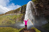 Island, Sudurland, Seljalandsfoss Wasserfall, Regenbogen