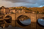 Frankreich, Aveyron, Villefranche de Rouergue, die alte Steinbrücke der Konsuln überspannt den Fluss Aveyron