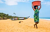 Benin, Grand Popo, Frau kommt gerade vom Fischen am Strand zurück